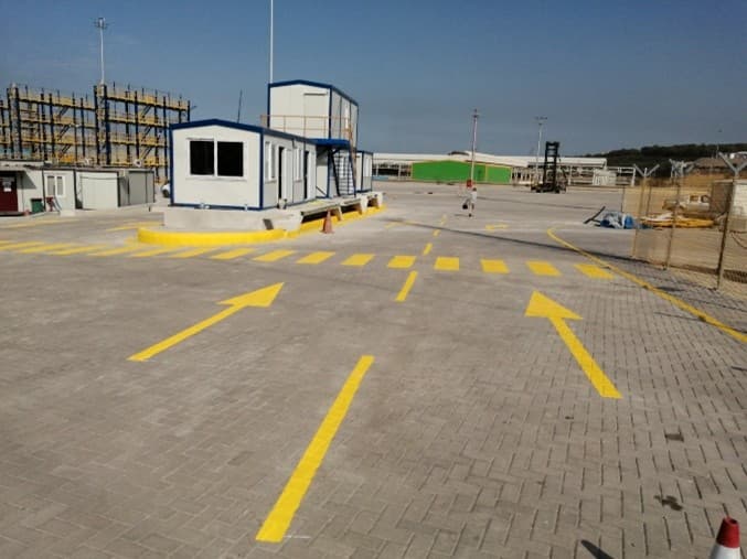 İskenderun Assan Limanı Liman İçi Yönlendirme Okları Liman İçi Yollar ve Konteyner İstif Alanları - İskenderun, Hatay | Akyüz Trafik Profesyonel Yol Çizgi Projesi