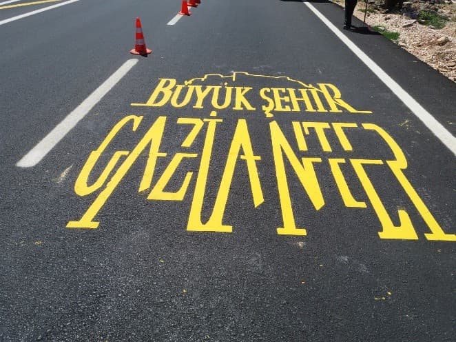 Gaziantep Büyükşehir Belediyesi Asfalt Üstüne Logo Uygulaması ve Yol Çizgileri - Gaziantep | Akyüz Trafik Profesyonel Yol Çizgi Projesi