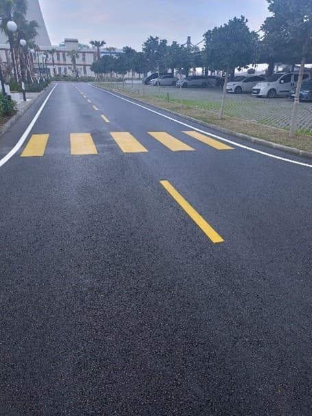 EMBA Tesis İçi Yollar ve Yönlendirme Okları - Adana | Akyüz Trafik Profesyonel Yol Çizgi Projesi