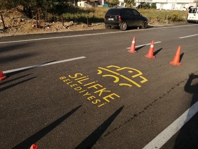 Silifke Belediyesi Asfalt Üstüne Logo Uygulaması ve Yol Çizgileri - Silifke, Mersin | Akyüz Trafik Profesyonel Yol Çizgi Projesi