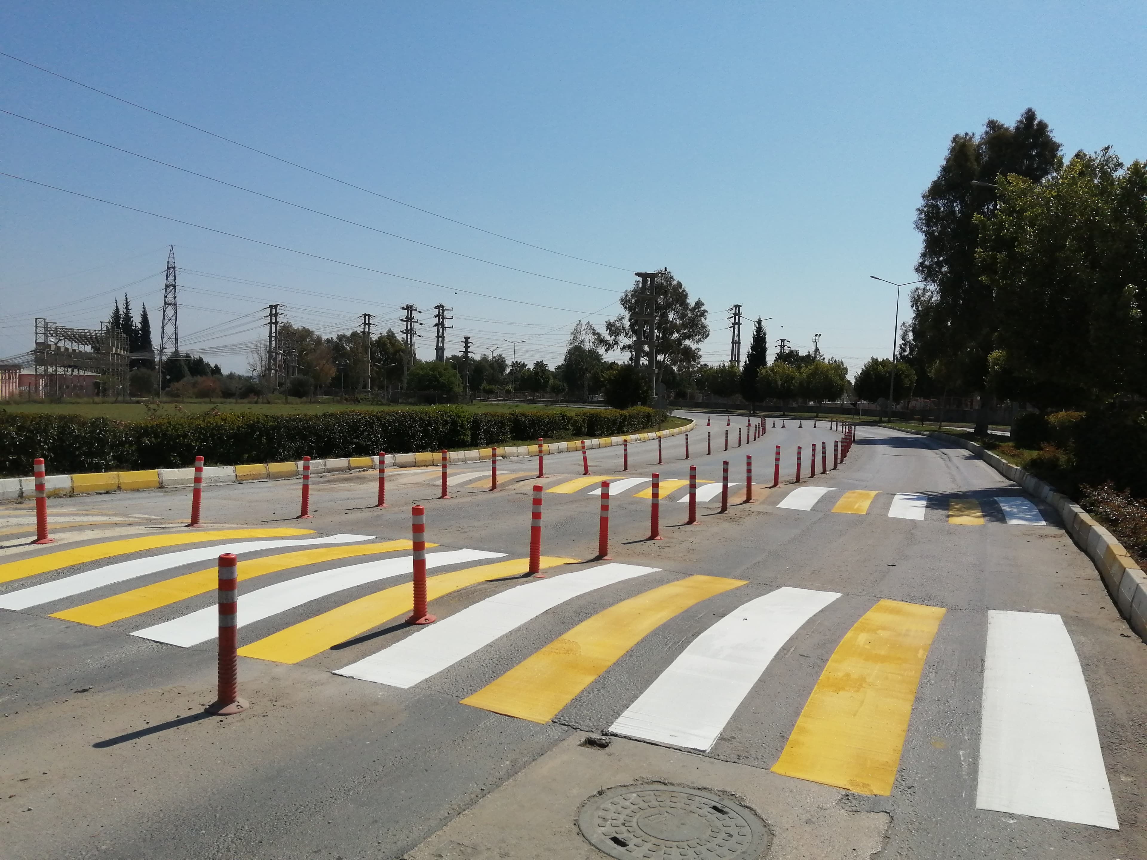 Otopark ve Yaya Geçitlerinde Netlik ve Düzen - Otopark düzenleme, yaya geçidi ve yönlendirme çizgileriyle trafiği güvenle yönlendiriyoruz. | Akyüz Trafik Profesyonel Yol Çizgi Hizmetleri